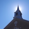 Le clocher d'une église sur fond de ciel bleu.