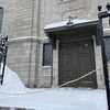 Une corde bloque l'accès au parvis de la basilique-cathédrale Notre-Dame de Québec.