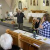 Le curé Jacques Lacroix s'adresse aux personnes rassemblées dans l'église en Abitibi.