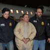 Le baron de la drogue du Mexique, Joaquin El Chapo Guzman, est escorté à son arrivée à l'aéroport Long Island MacArthur à New York, aux États-Unis, le 19 janvier 2017, après son extradition du Mexique. 