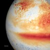 Une image satellite de la Terre qui montre une bande foncée au niveau de l'équateur.