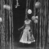 Eleanor Collins chante sur une scène décorée de guirlandes et ballons.