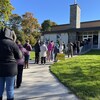 Des électeurs font la file au bureau de vote.
