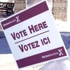 Une photo d'archives montre un panneau de vote d'Élections Manitoba.