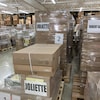 Des boîtes emballées dans un entrepôt. 