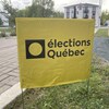 Une pancarte d'Élections Québec planté dans le sol.