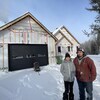 Joanie Fillion et Steve Lafontaine devant leur maison en construction.