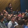 Un jeune au micro qui pose une question.