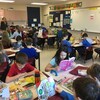 Des élèves assis en classe font de la lecture
