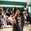 Nenon Lou fait du théâtre dans un gymnase. 