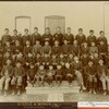 Photo de groupe des garçons qui fréquentaient l'École industrielle de Saint-Boniface en 1892.