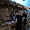 Des élèves visitent une maison ancienne.