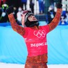 Éliot Grondin célèbre sa médaille d'argent en snowboard cross aux Jeux de Pékin.