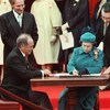 Signature de la Constitution canadienne par la reine Élisabeth II à Ottawa le 17 avril 1982, en présence du premier ministre Pierre Elliott Trudeau.