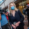 Elizabeth Holmes arrivant au tribunal sous l'oeil des photographes.