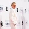 Ellen DeGeneres pose vêtue de blanc. 