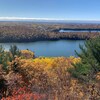 Vue panoramique de lacs et de forêts aux couleurs d'automne.