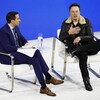 Andrew Ross Sorkin et Elon Musk assis.