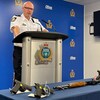 L'inspecteur Elton Hall, de l'Unité de lutte au crime organisé du Service de police de Winnipeg, lors de la conférence de presse du 16 août.