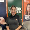 Émilise Lessard-Therrien entourée de pancartes électorales de Québec solidaire.