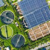 Vue aérienne de l'usine de traitement des eaux usées, où l'on peut notamment voir des centaines de panneaux solaires.