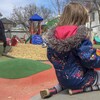 Un enfant s'amuse dans les jeux extérieurs du CPE le Cheval sautoir. 