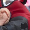 Un jeune enfant dans un siège d'auto