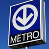 Une enseigne indiquant l'entrée d'une station de métro de Montréal.