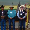Des membres autochtones de l'Alberta assitant à la cérémonie d'une entente avec le gouvernement fédéral sur la protection de l'enfance 9février 2023).