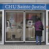 Une femme s'apprête à entrer au CHU Sainte-Justine.