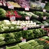 Un rayon des fruits et légumes d'un supermarché.