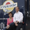 Les animateurs Johane Despins et Denis Gagné assis derrière le camion de « L'épicerie ».