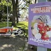 Un vélo cargo et une pancarte électorale.