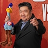 L'acteur tient une peluche de Road Runner et pointe le doigt vers l'objectif lors du tapis rouge d'un film. 