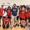 Éric Gladu, professeur d'éducation physique, en compagnie d'un groupe d'élèves.