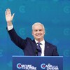 Erin O'Toole lève la main droite pour saluer ses partisans.