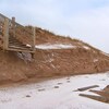 Un escalier vers la berge a perdu une partie de ses marches, aux Îles-de-la-Madeleine