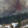 Le mont Cumbre Vieja entre en éruption en crachant une colonne de fumée, de cendres et de lave, sur l'île canarienne de La Palma, le 19 septembre 2021. 