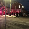 L'escouade tactique défile lundi soir dans un quartier résidentiel.