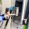 Un paiement par carte de crédit à une station d'essence.