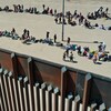 Une image aérienne montre des migrants attendant de se rendre aux agents de la patrouille frontalière pour le traitement des demandes d'immigration et d'asile.