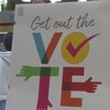 Une affiche sur laquelle on peut lire : Get Out The Vote.