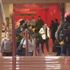 Des étudiants dans les couloirs de l'Université du Cap-Breton.