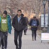 Photo d'étudiants qui marchent sur le campus de l'Université de Toronto.