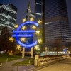 Une sculpture du logo de l'euro en Allemagne, la nuit