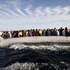 Plusieurs dizaines de migrants à bord d'une embarcation pneumatique.