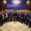 Le président ukrainien Volodymyr Zelensky, au centre, pose pour une photo avec les participants à la réunion informelle des ministres des Affaires étrangères de l'Union européenne à Kiev, en Ukraine, le lundi 2 octobre 2023.