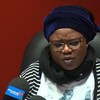 Mme Mavoungou-Tsonga s'adresse aux journalistes.