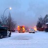 Des camions de pompiers et de la police sont garés sur une rue enneigée non loin du site de la déflagration à Calgary.