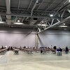 Une grande salle avec des tables.